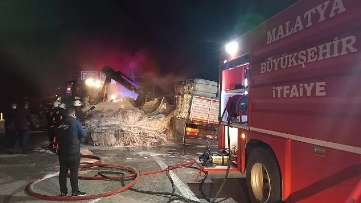 Seyir halindeki kamyon alev alev yandı