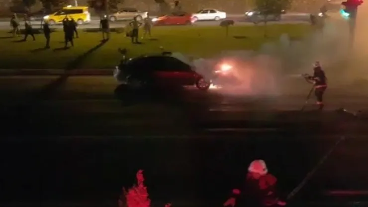 Seyir halindeki otomobilin motor kısmı alev aldı