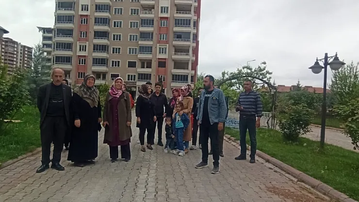 Site sakinleri ağır hasardan hafif hasara dönüşen evleri için tedirgin