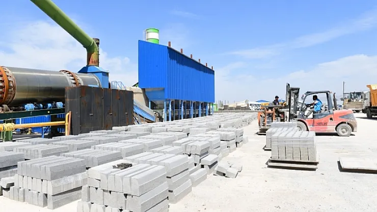 Yeşilyurt'ta hasar gören yollar baştan aşağıya yeniliyor