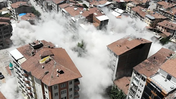 7 katlı bina saniyeler içinde toz bulutuyla çöktü