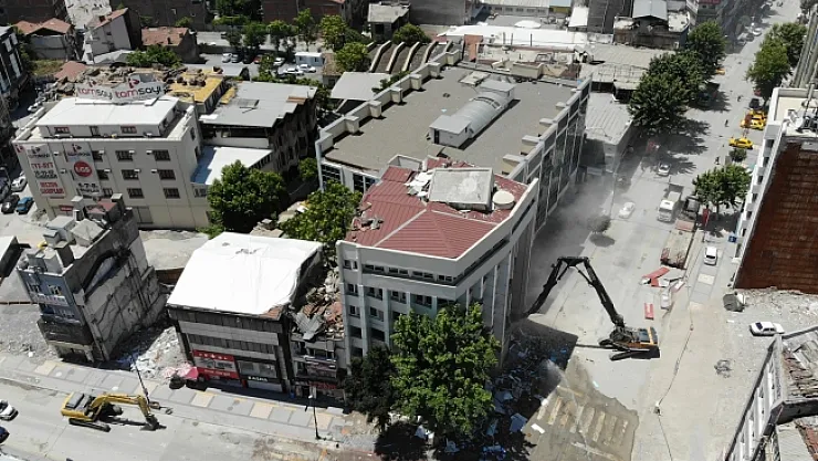 Malatya'da ağır hasarlı binaların yıkımlarına devam ediliyor