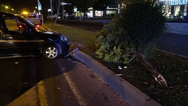 Çarptığı ağacı yerinden söküp karşı şeride geçti: 1 yaralı