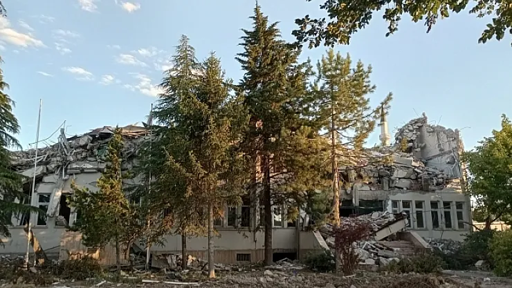 Depremde hasar alan hükümet konağı yıkıldı