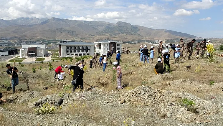 Depremde kaybedilen her çocuk için bir fidan dikildi