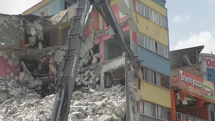 İş makinesi operatörünün Türk bayrağı hassasiyeti