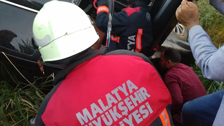 Otomobil elektrik direğine çarptı: 1 ölü, 4 yaralı