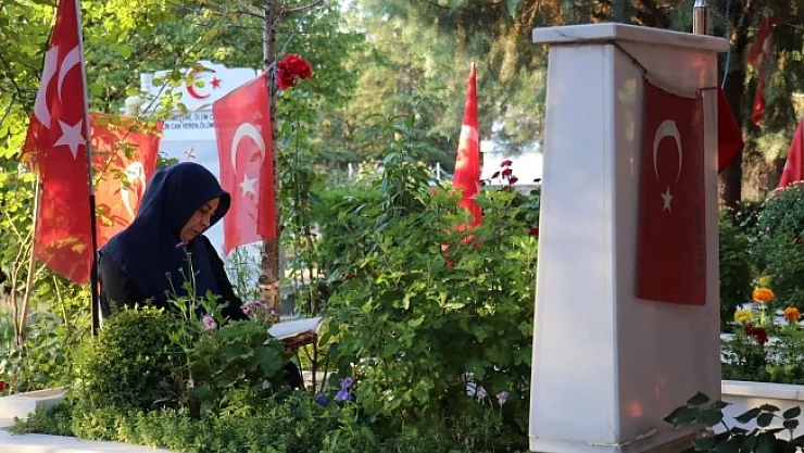 Şehitlikte hüzünlü bayram ziyareti