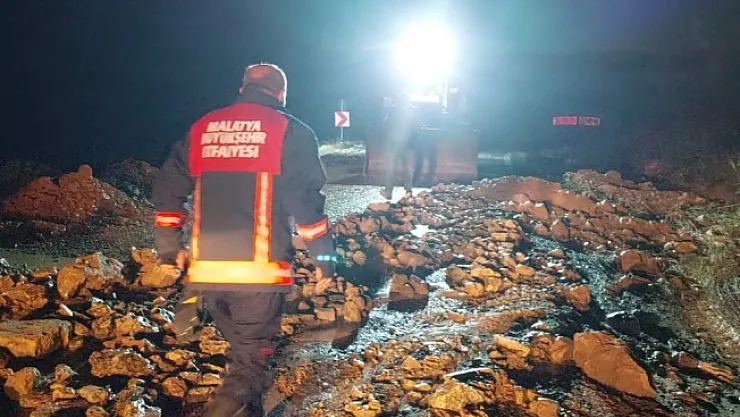 Selin sürüklediği kayalar yolları kapattı