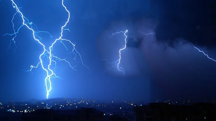 Şimşekler geceyi aydınlattı