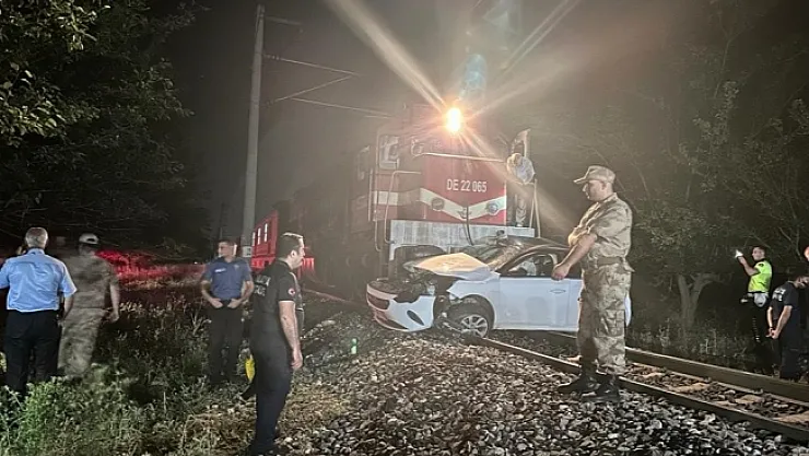 Yolcu treni hemzemin geçitte otomobile çarptı: 1 ölü