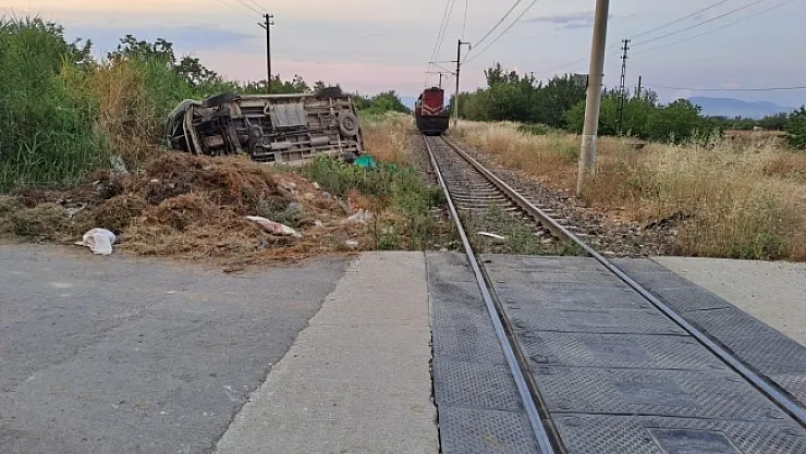 Yük treni ile minibüs çarpıştı: 2 yaralı