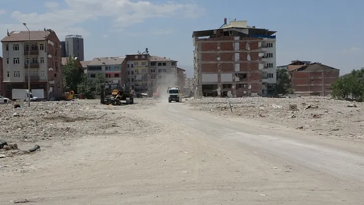 Ağır hasarlı binaların yıkıldığı Aslantepe Caddesi tarlaya döndü
