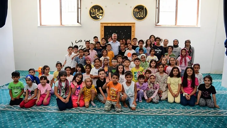 Başkan Çınar'dan Kuran Kursu öğrencilerine hediye