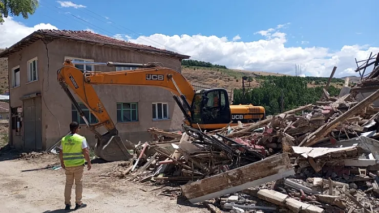 Doğanşehir'de ağır hasarlı binaların yıkımı sürüyor