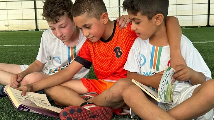 Futbol kursunda kitap okuma etkinliği