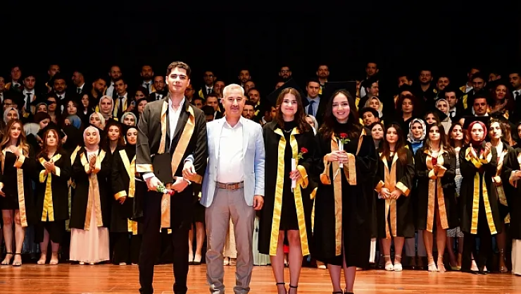 İnönü Üniversitesi Tıp Fakültesi'nde mezuniyet coşkusu