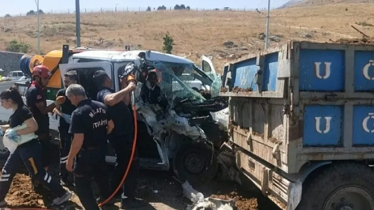 Kamyonet ile traktör çarpıştı: 1 yaralı