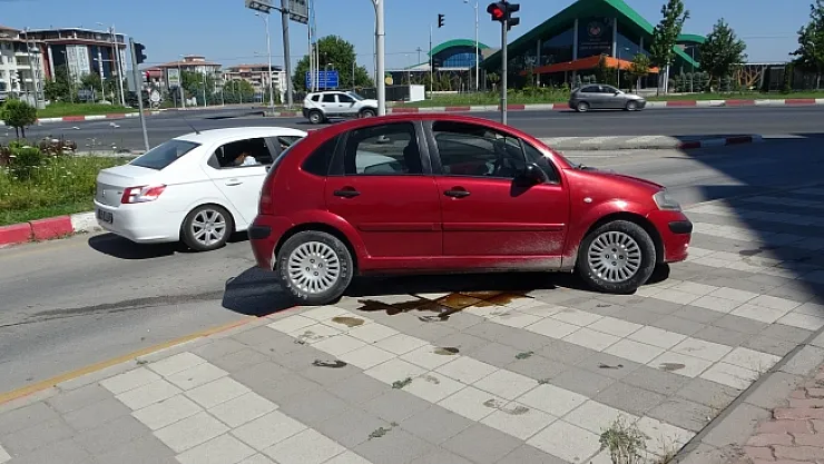 Kontrolden çıkan araç refüje çarptı: 2 yaralı