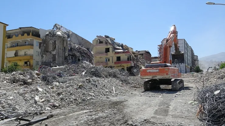 Malatya'da ağır hasarlı binaların yıkımı sürüyor