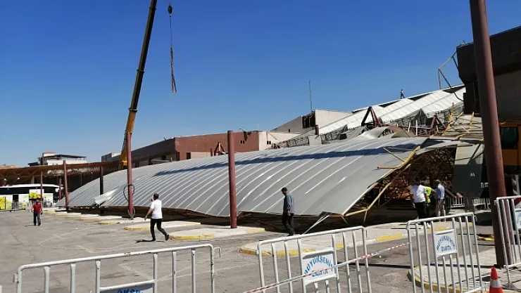 Otogarda çalışma yapan vincin halatı koptu, yürekler ağza geldi