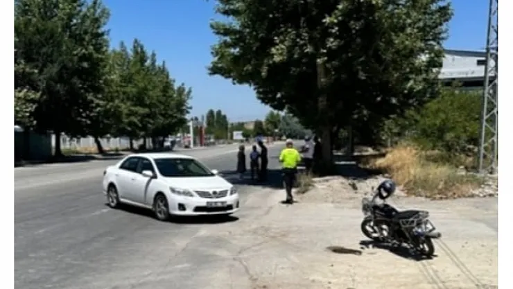 Otomobil ile motosiklet çarpıştı: 1 ağır yaralı