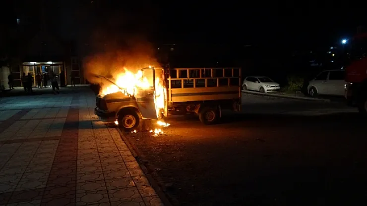 Park halindeki kamyonet alev alev yandı