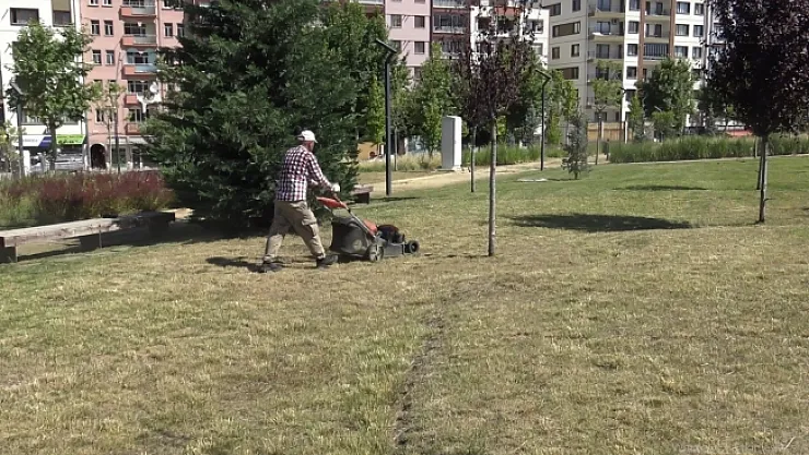 Parkların bakım ve onarımları sürüyor