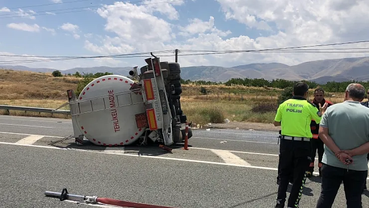Yakıt dolu tanker devrildi, facianın eşiğinden dönüldü