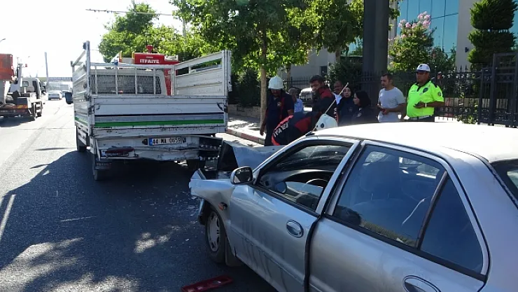 Yayaya yol vermek isterken kazaya neden oldu