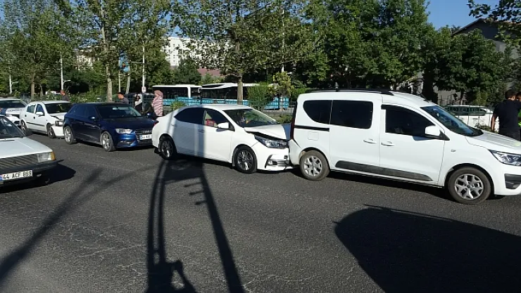 Zincirleme kaza: 4 araç birbirine girdi