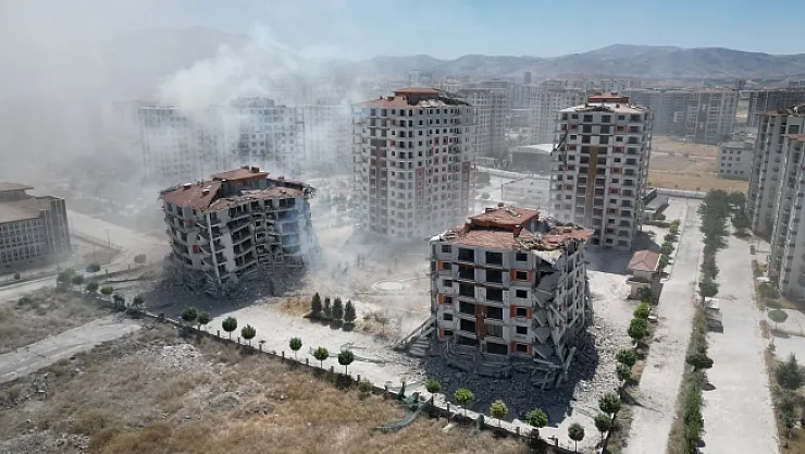 14 katlı 2 blok, 360 kilogram patlayıcı ile yıkıldı