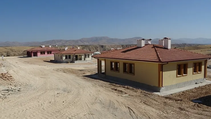 Köy evlerinde çalışmalar hızla sürüyor