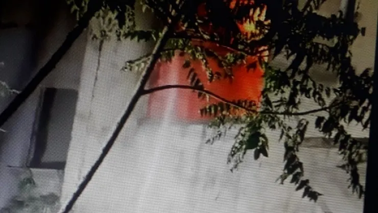 Ağır hasarlı binada yangın