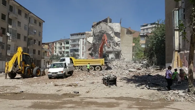 Ağır hasarlı binanın kontrollü yıkımında göçük: 1 yaralı