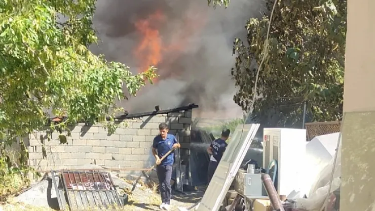 Akçadağ'da depo yangını