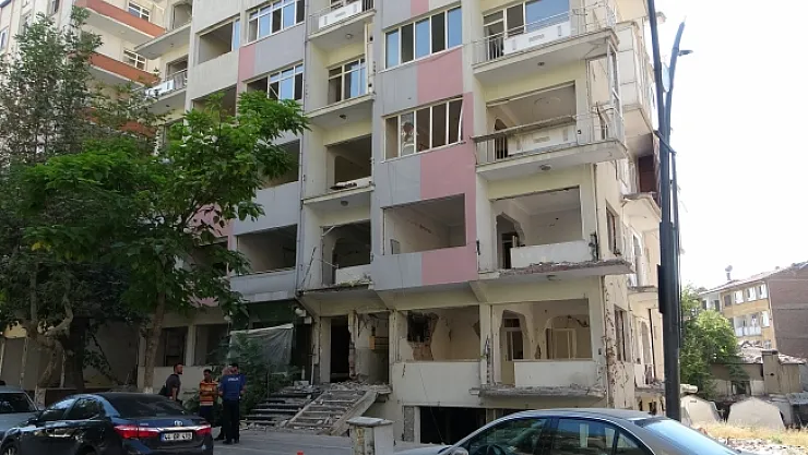 Asansör sökerken canından oldu