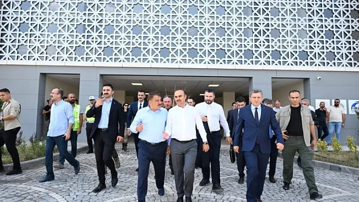 Bakan Kacır Dünya Kayısı Ticaret Merkezini inceledi