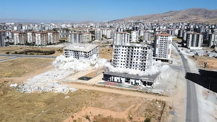 Bostanbaşı'nda 12 katlı 2 blok patlayıcı ile yıkıldı