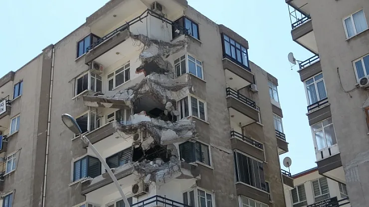 Bu bina tehlike saçıyor