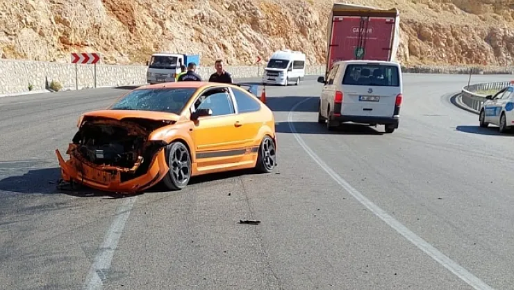 Kontrolden çıkan otomobil istinat duvarına çarptı: 1 yaralı