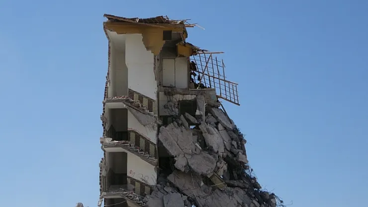 Malatya'da ağır hasarlı binaların yıkımı hızlandı