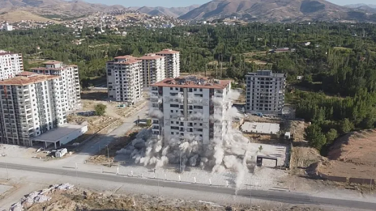 Malatya'da yüksek katlı binaların patlatılarak yıkılmasına başlanıldı
