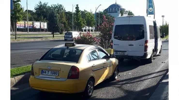 Minibüs ile ticari araç çarpıştı: 5 yaralı