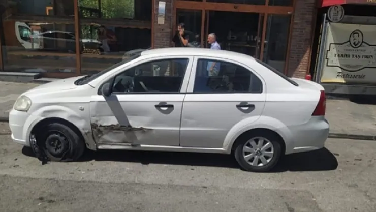 Önce park halindeki araca sonra yayaya çarptı