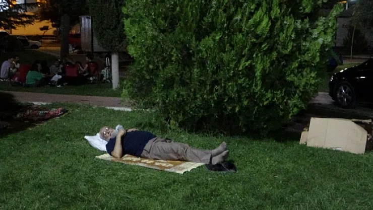 Peş peşe yaşanan depremler sonrası Malatyalılar parklarda sabahladı