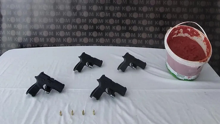 Salça kovasından silah çıktı