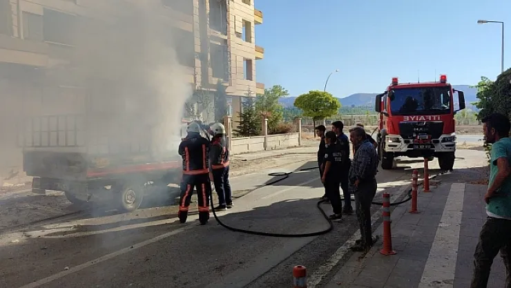 Seyir halindeki kamyonet yandı!