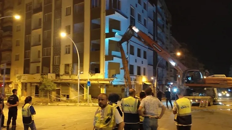 Tehlike saçan ağır hasarlı bina kontrollü bir şekilde yıkıldı