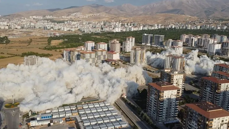 350 dairenin bulunduğu 7 blok patlayıcı ile yıkıldı